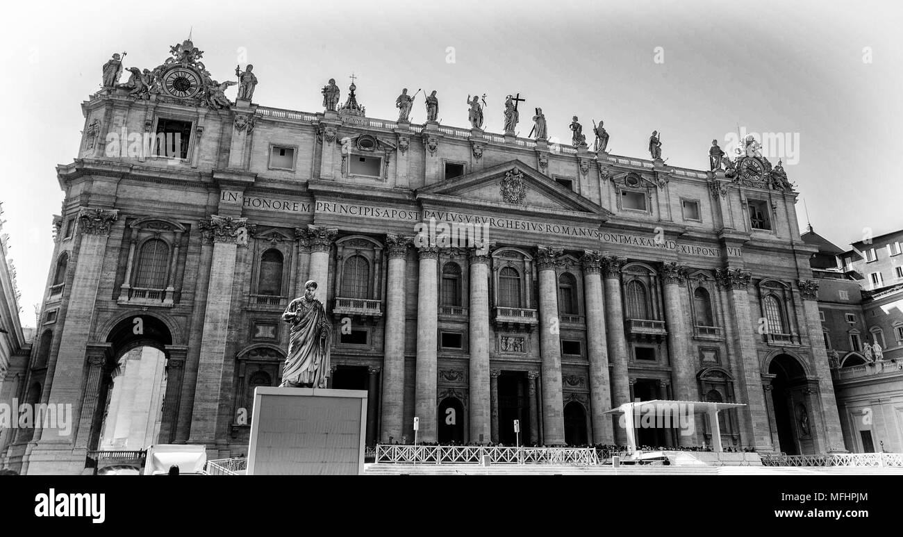 La Basilica di San Pietro in bianco e nero e uno del santissimo siti cattolici (Vaticano, Roma, Italia) Foto Stock