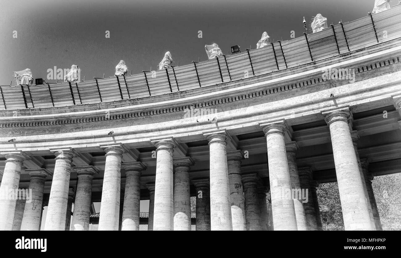 Chiudere la vista delle colonne della piazza San Pietro in Vaticano in bianco e nero, Roma, Italia Foto Stock