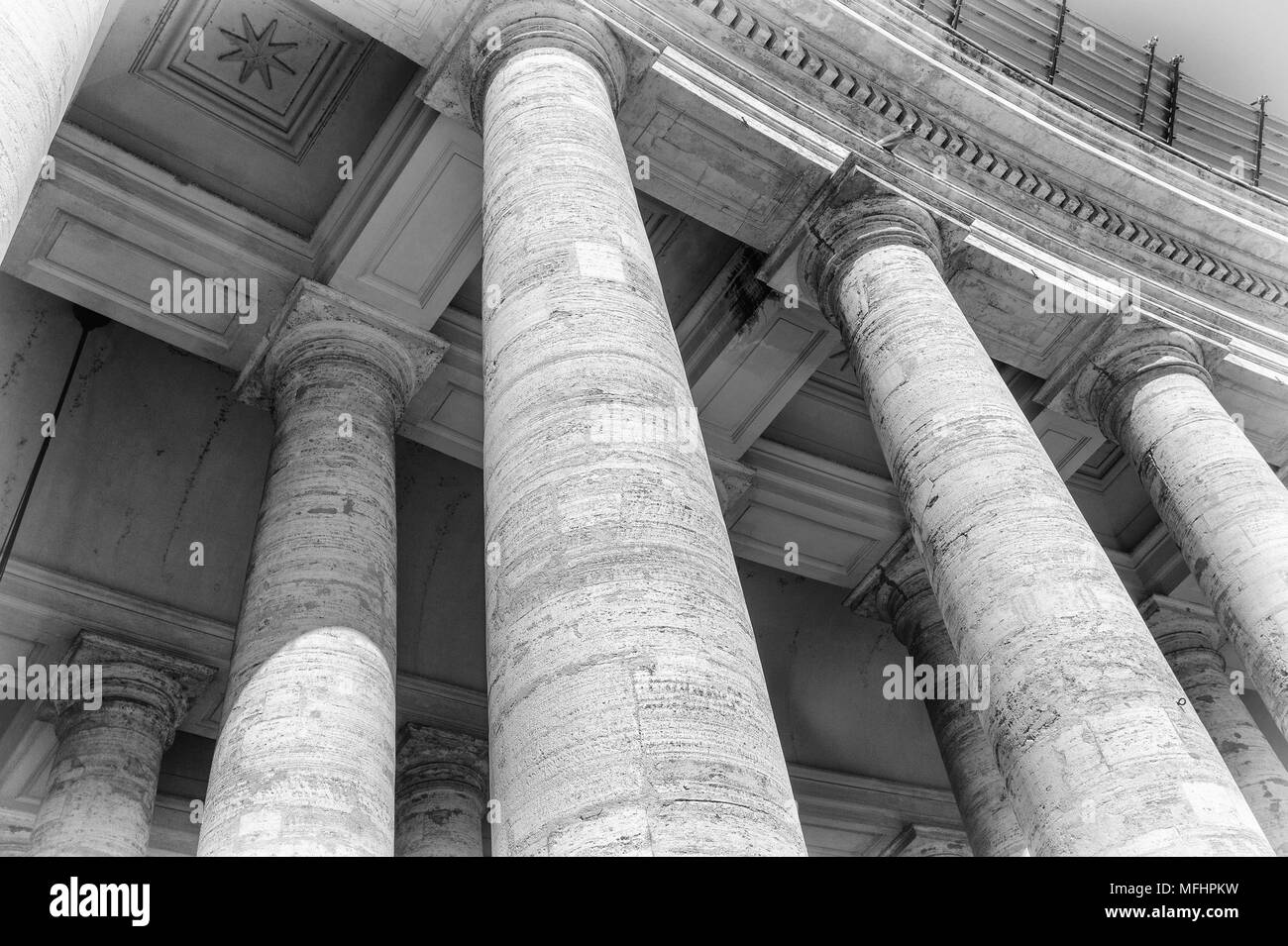 Chiudere la vista delle colonne della piazza San Pietro in Vaticano in bianco e nero, Roma, Italia Foto Stock