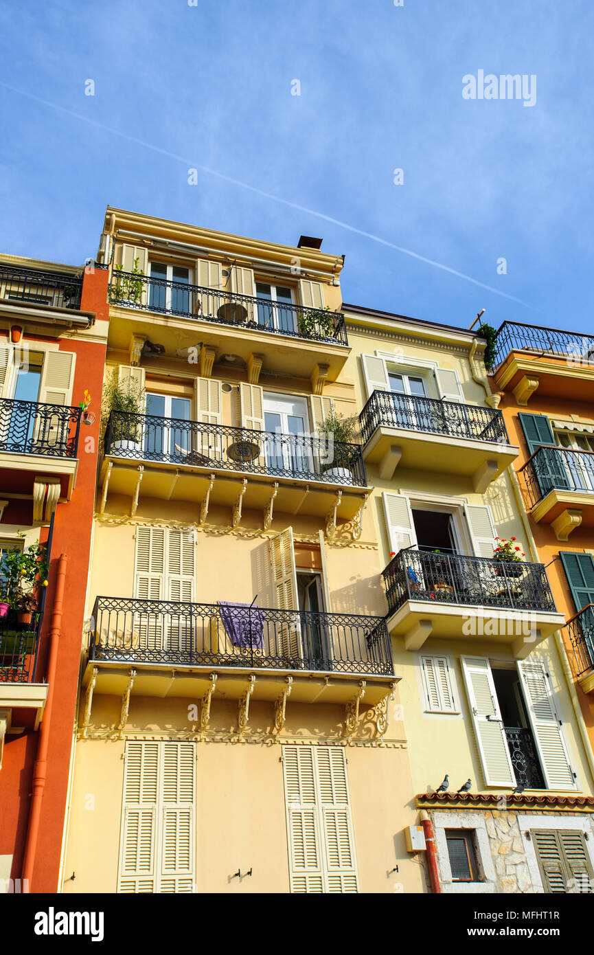 La bella architettura di Monaco e vicino a Palazzo del Principe di Monaco. Principato di Monaco è il secondo più piccolo e più densamente popolato coun Foto Stock