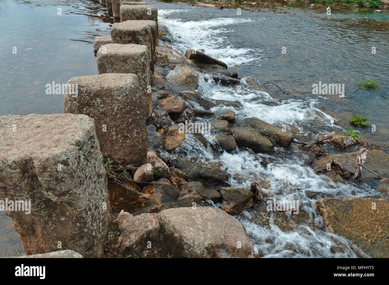 Antico fiume crossing fatta con romano e medievale rimane in pietra in Idanha-a-Velha, il Castelo Branco, in Portogallo Foto Stock