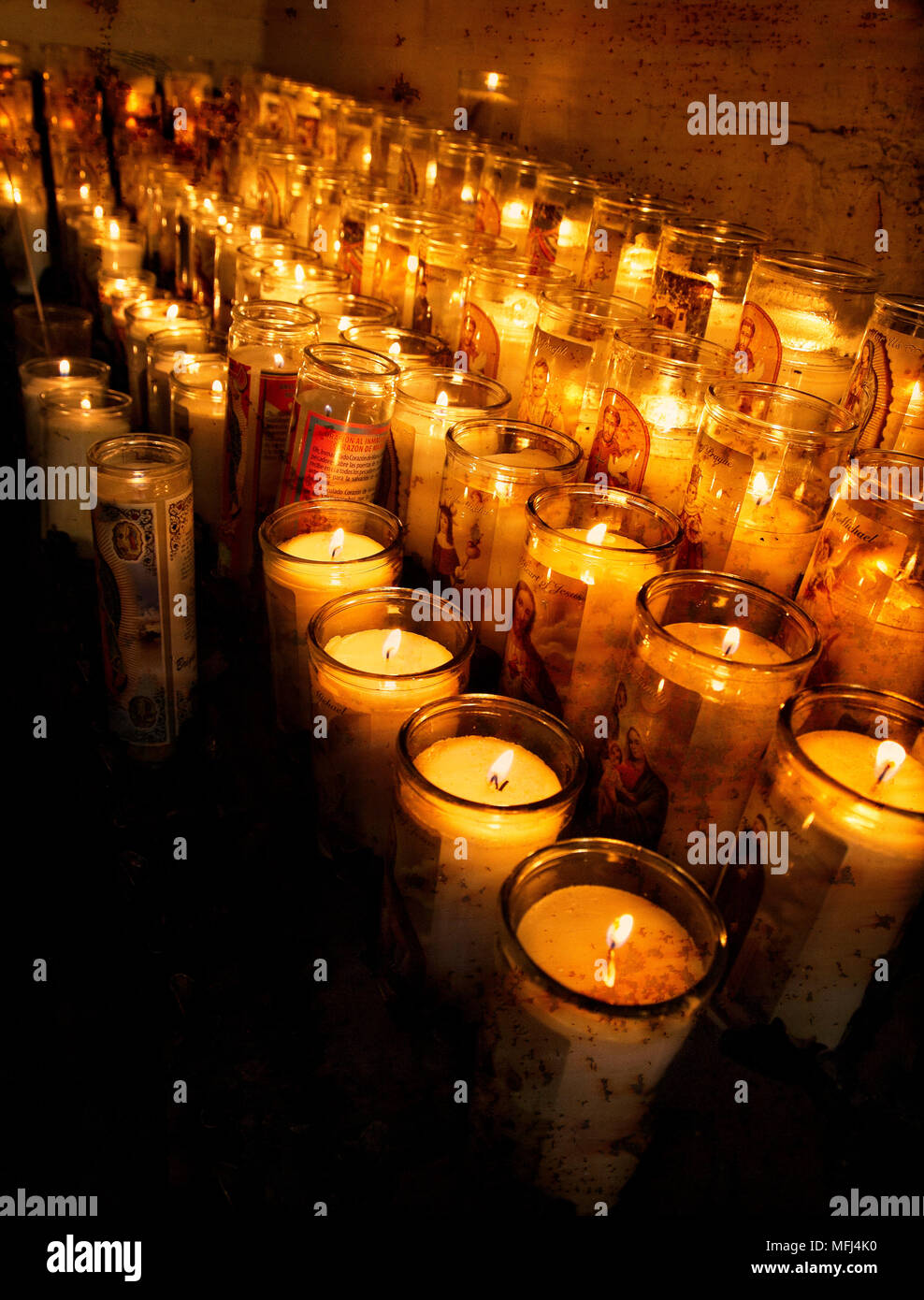 Preghiera candele fornire modesta luce nel Sactuario De Chimayo. Nuovo Messico. Foto Stock