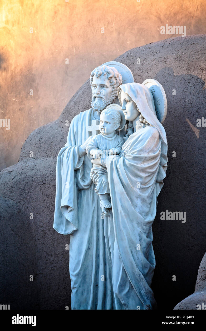 Una statua di Giuseppe e Maria e Gesù Bambino al San Francisco de Asis chiesa della Missione in Ranchos de Taos, Nuovo Messico. Foto Stock