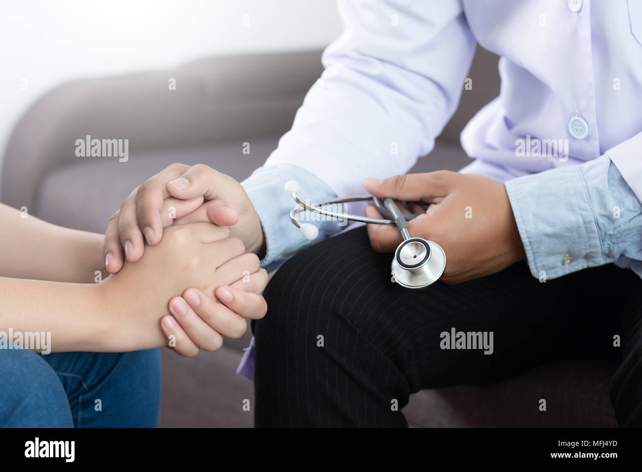 Medicina e salute il concetto di cura del morbo di Parkinson e di alzheimer paziente femmina Foto Stock