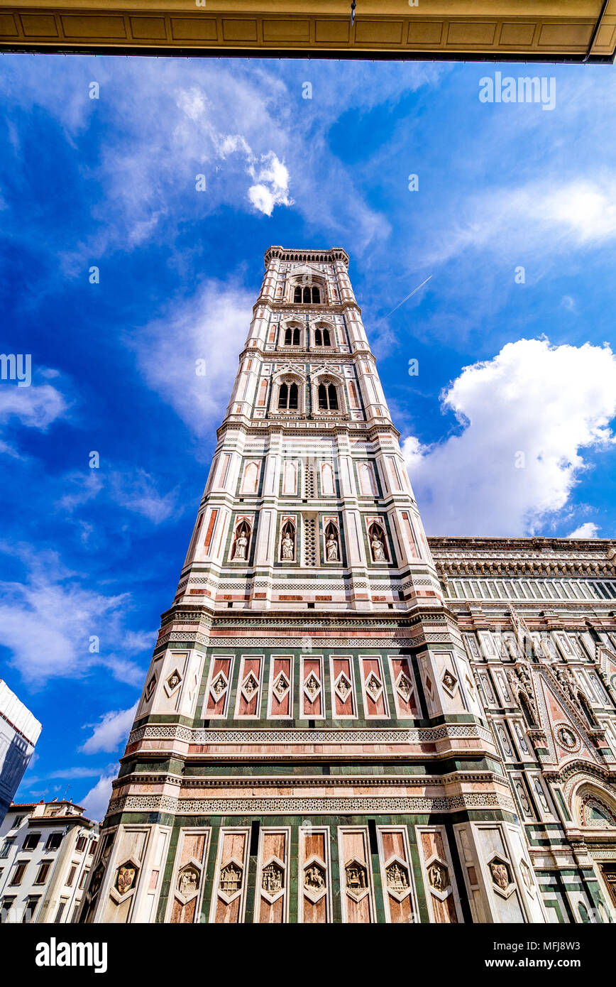 Il Campanile di Giotto, conosciuto anche come Campanile, fa parte della Cattedrale di Santa Maria del Fiore o del Duomo di Firenze a Firenze. Foto Stock