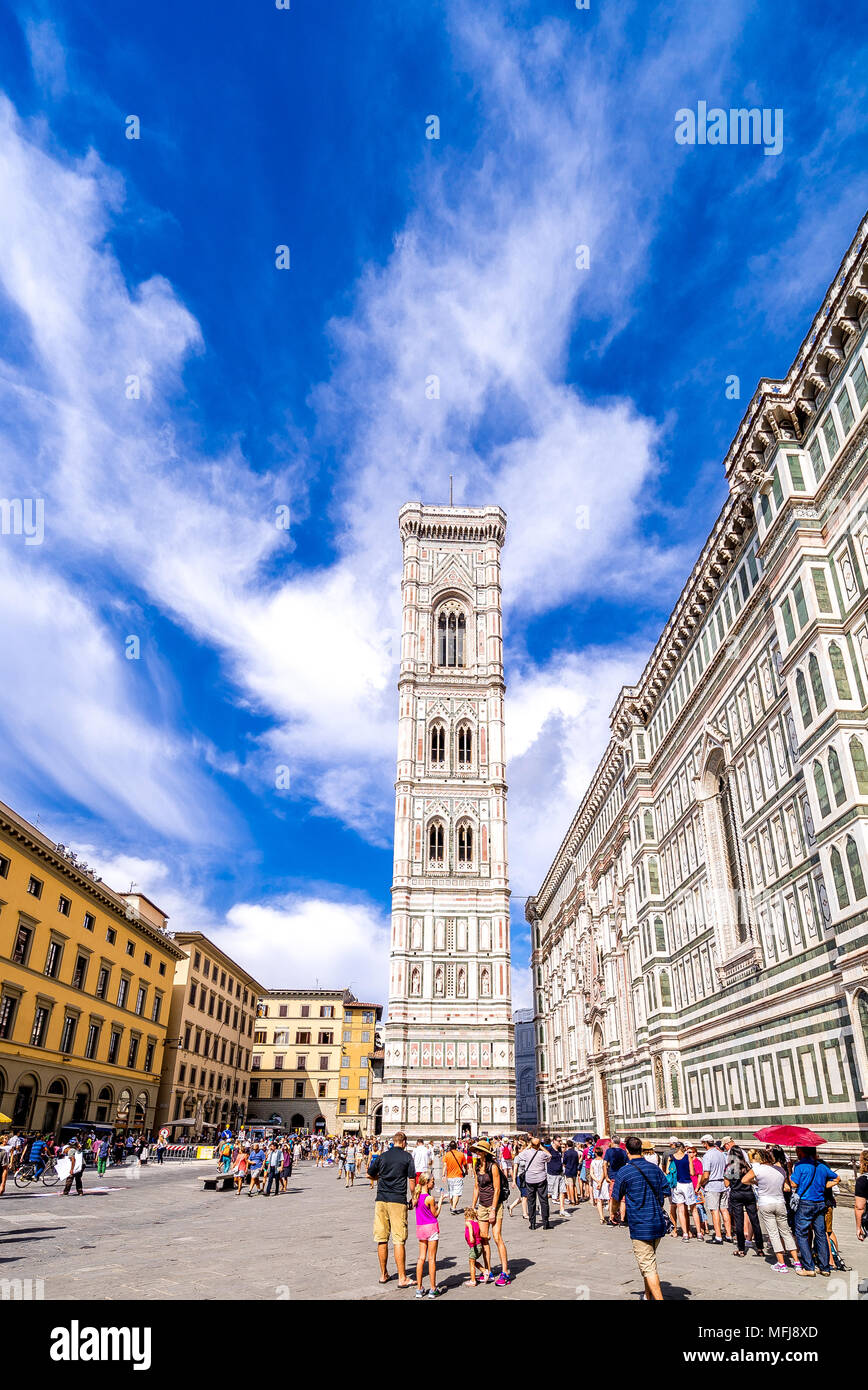 Grandi folle si allineano per entrare nel campanile del Duomo di Firenze, più comunemente conosciuto come il Duomo di Firenze. Foto Stock