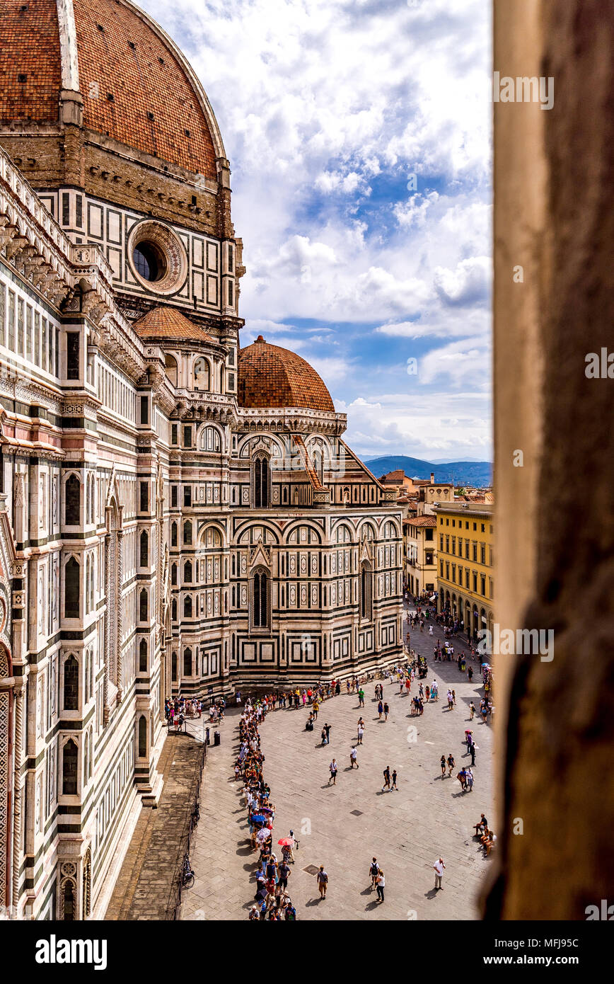 Grandi folle si allineano per entrare nel campanile del Duomo di Firenze, più comunemente conosciuto come il Duomo di Firenze. Foto Stock