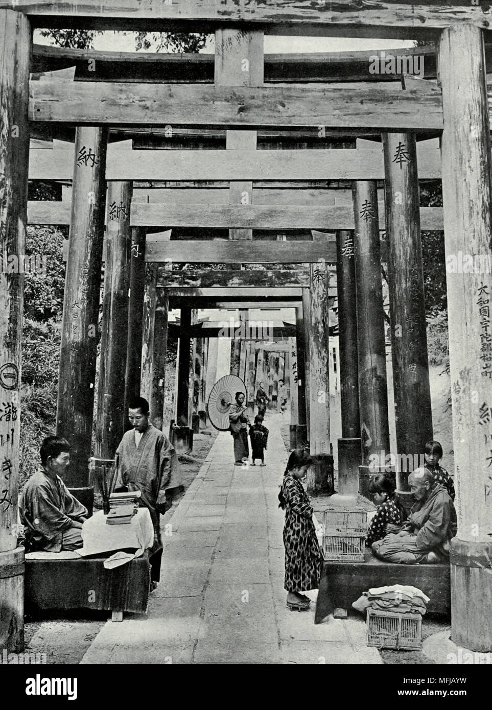 Un viale di Torii a Inari - Giappone, circa 1910 Foto Stock