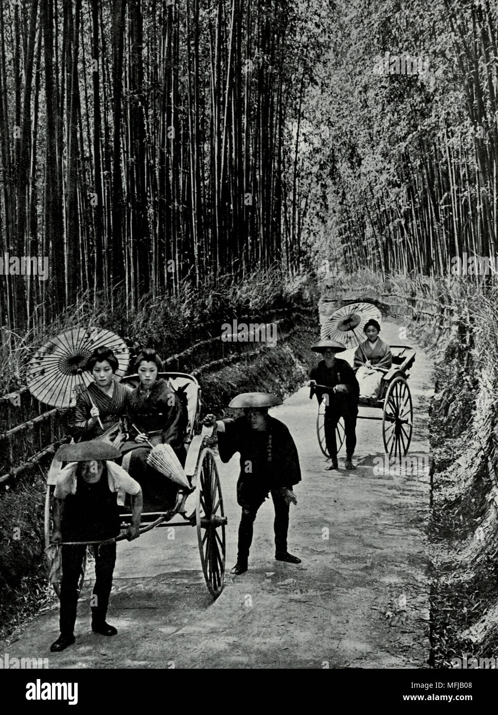 Un bambù avenue a Kyoto, Giappone, circa 1910 Foto Stock