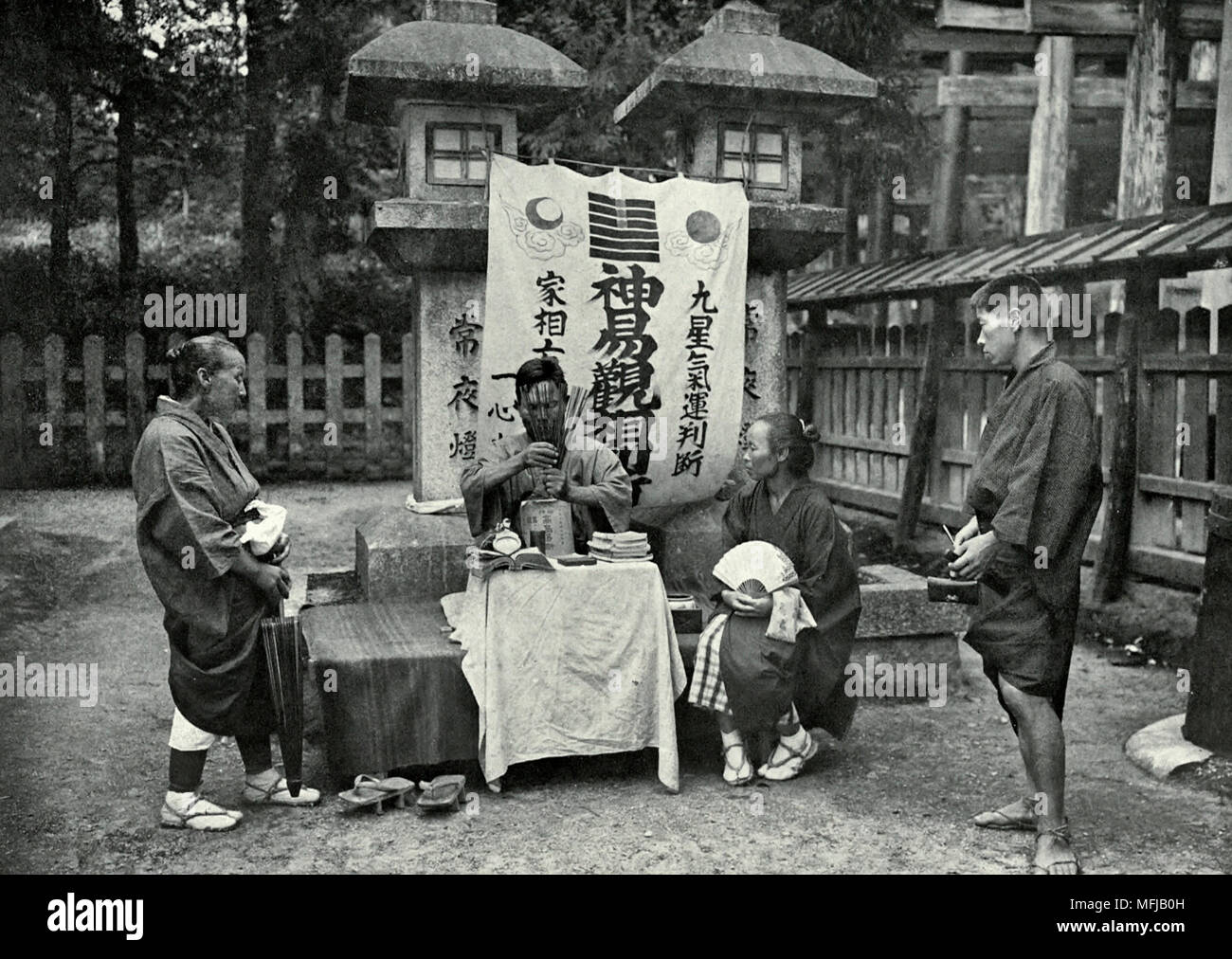 Un indovino a Inari Temple - Giappone, circa 1910 Foto Stock