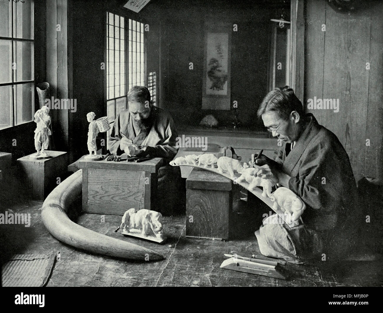 Intagliatori di avorio in Giappone, circa 1910 Foto Stock