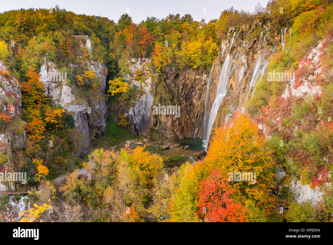 Vista da un belvedere all'interno del Parco Nazionale dei Laghi di Plitvice su Veliki Slap (Grande Cascata), il Sito Patrimonio Mondiale dell'UNESCO, Croazia, Europa Foto Stock