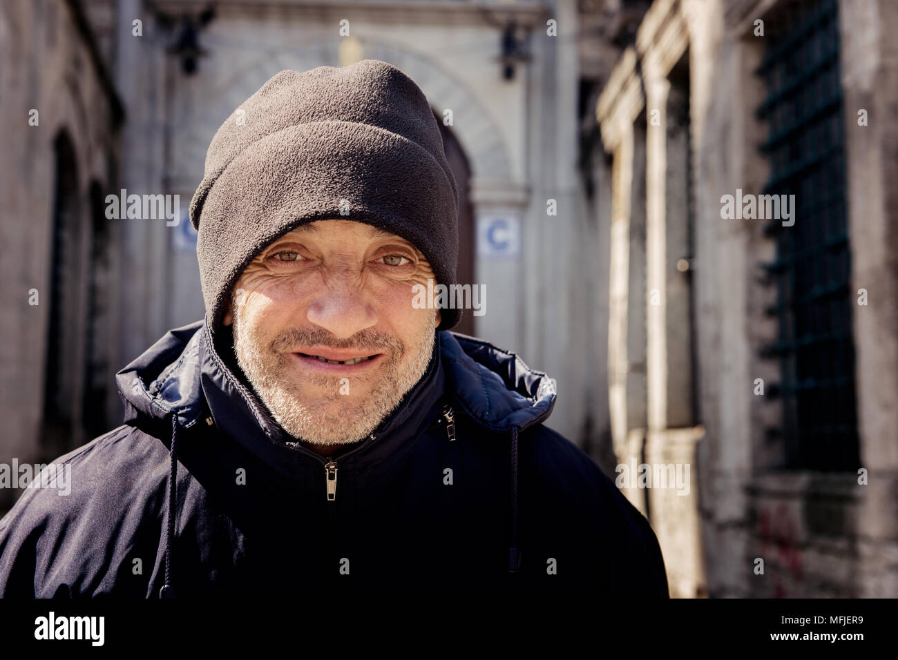 Ritratto di uomo sorridente sulla street,istanbul Foto Stock