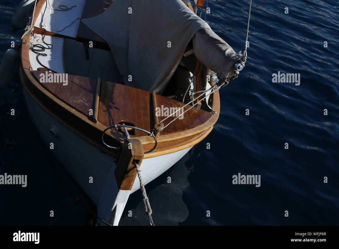 Una piccola barca a vela Foto Stock