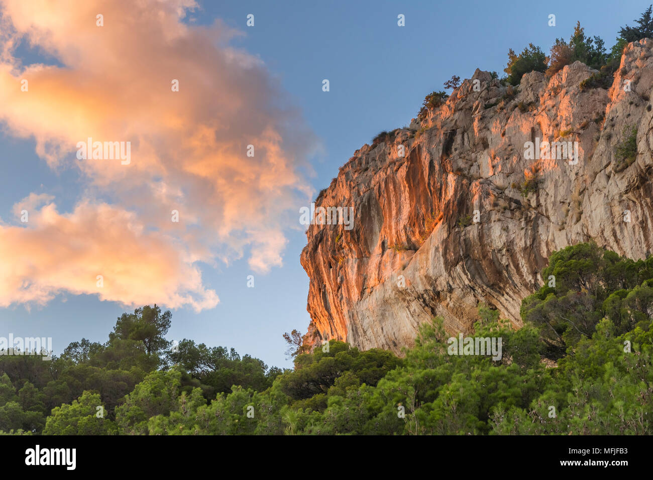 Ultima luce del sole illumina le rocce a Capo Osejava vicino Makarska, Croazia, Europa Foto Stock