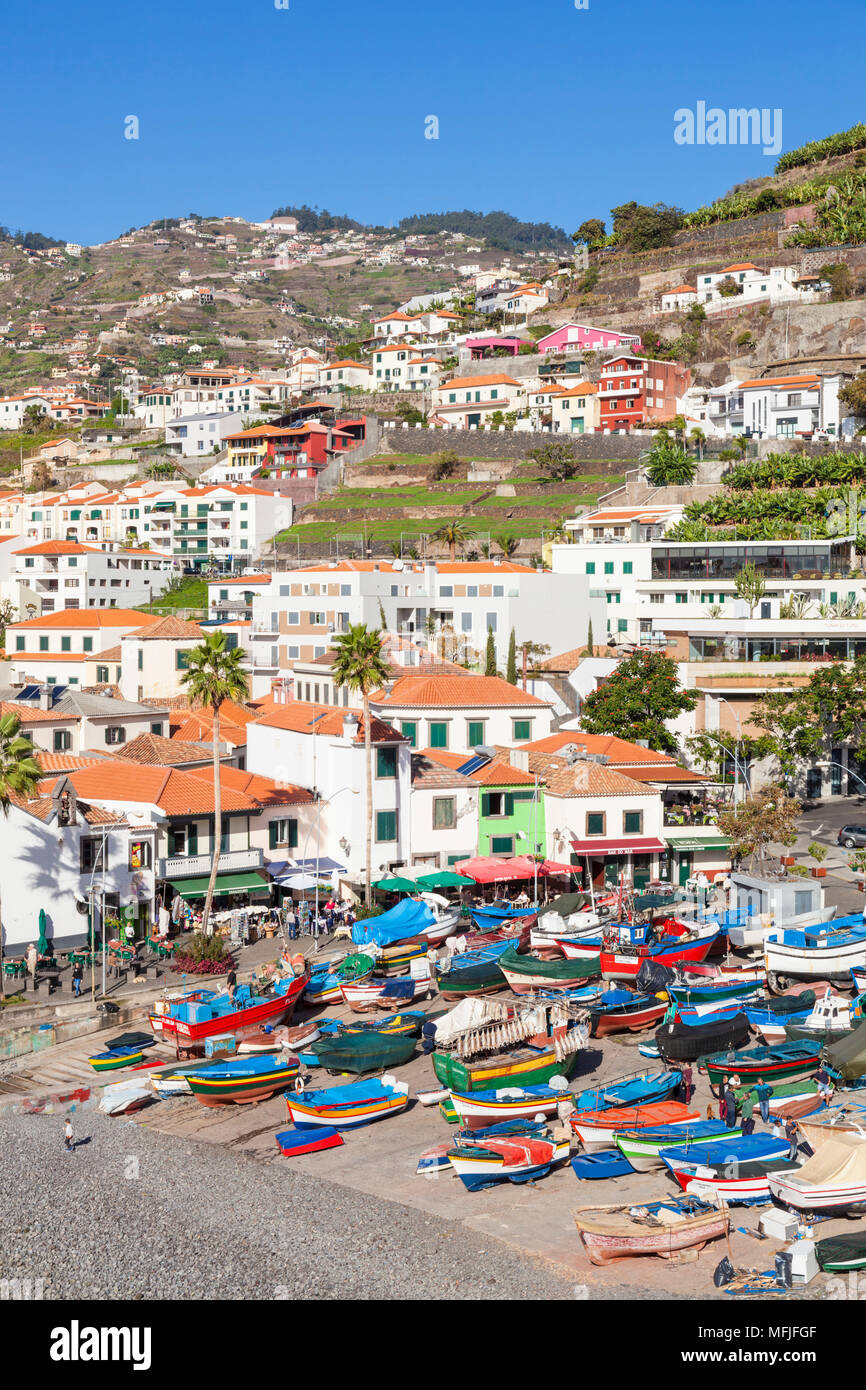 Tradizionale coloratissime barche di pescatori sulla spiaggia di Camara de Lobos villaggio di pescatori, Madeira, Portogallo, Atlantico, Europa Foto Stock
