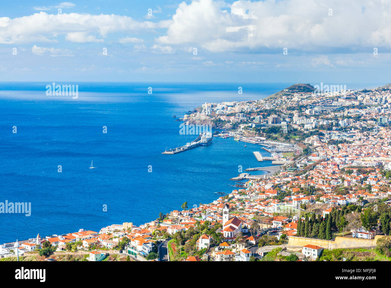 Vista su Funchal, la capitale di Madeira, città portuale, Madeirra, Portogallo, Atlantico, Europa Foto Stock