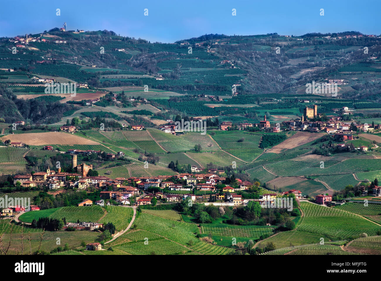 Un ampio panorama di colline e vigneti delle Langhe di Castiglione Falletto (sinistra) e Serralunga d'Alba (a destra). Foto Stock