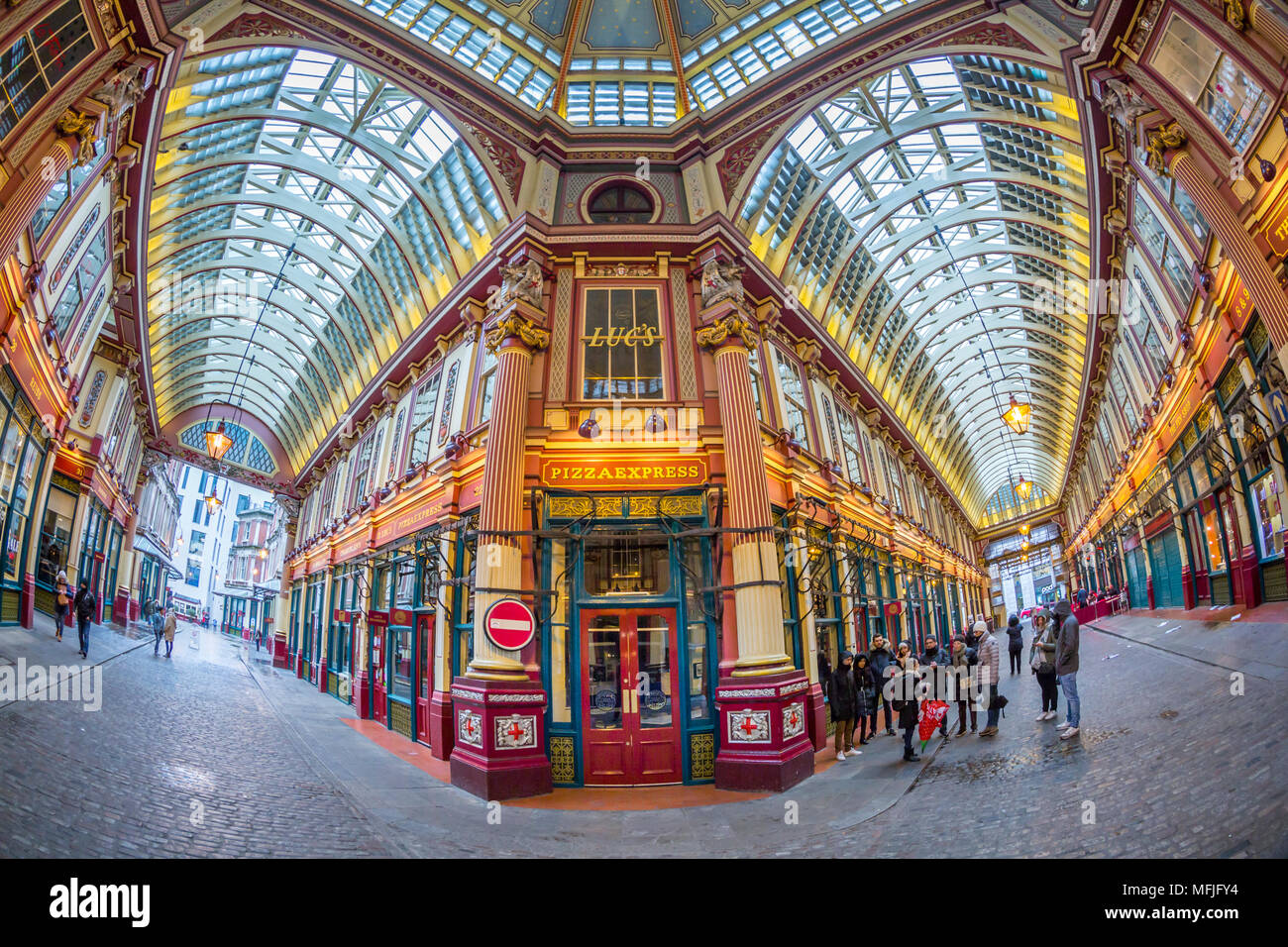 Vista fisheye del interno del mercato Leadenhall, la città di Londra, Inghilterra, Regno Unito, Europa Foto Stock