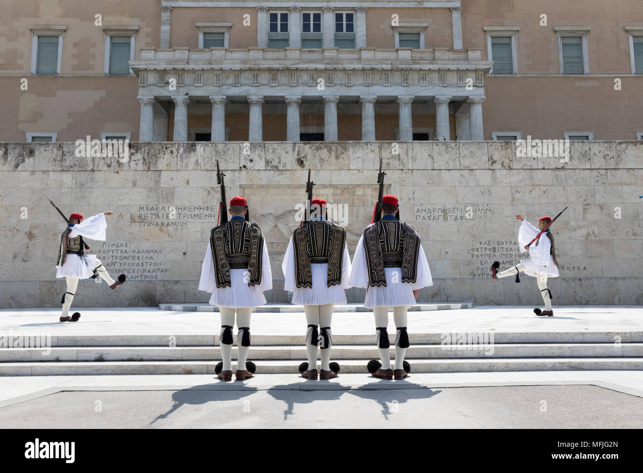 Cambio della guardia presso la tomba del Milite Ignoto in piazza Syntagma, Atene, Grecia, Europa Foto Stock