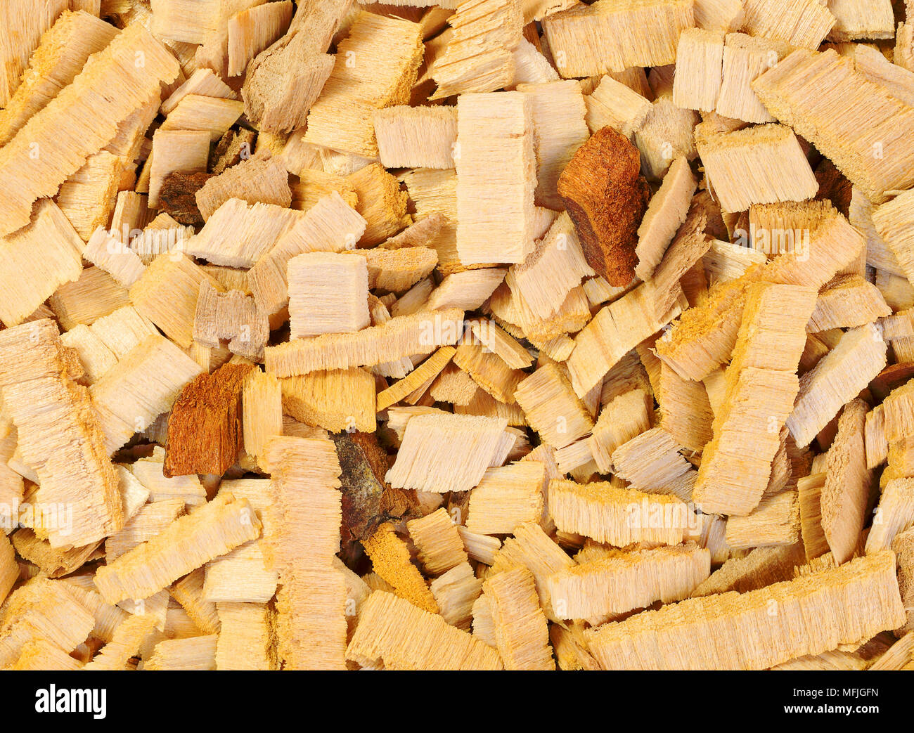 Close up giallo e rosso di trucioli di legno di alder-tree per fumatori o riciclare. La texture di sfondo. Foto Stock