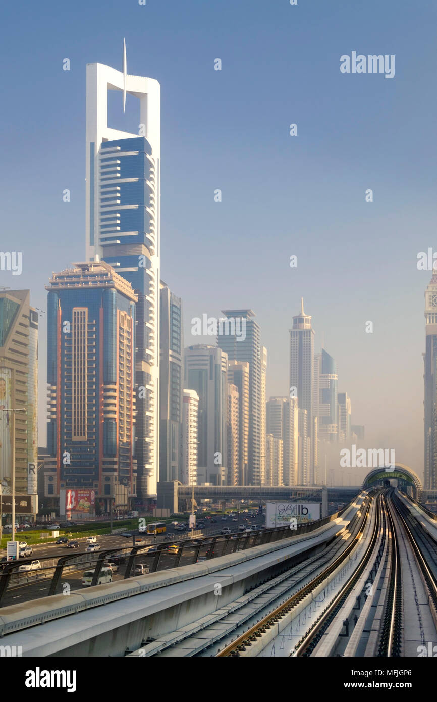 Vista del Dubai metro rapid transit network rail e grattacieli, Dubai, Emirati Arabi Uniti, Medio Oriente Foto Stock