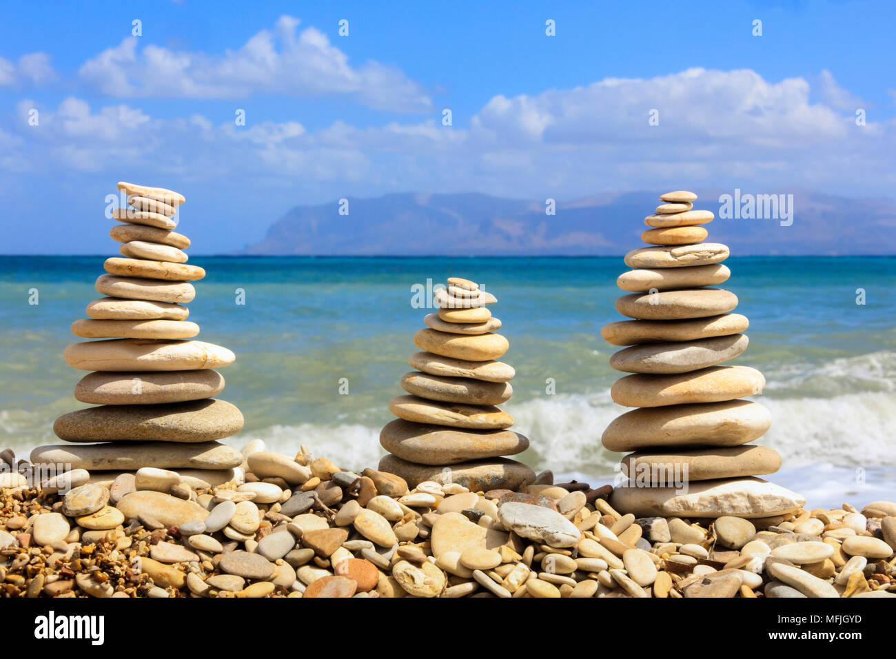 Sculture di pietre sulla spiaggia, Castellammare del Golfo, in provincia di Trapani, Sicilia, Italia, Mediterraneo, Europa Foto Stock
