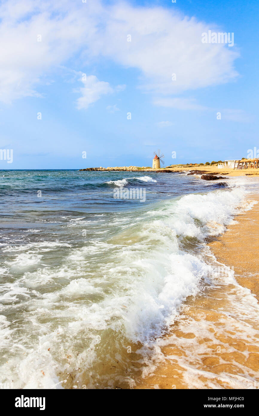Mare onde che si infrangono sulla spiaggia di sabbia della Baia dei Mulini, Trapani, Sicilia, Italia, Mediterraneo, Europa Foto Stock
