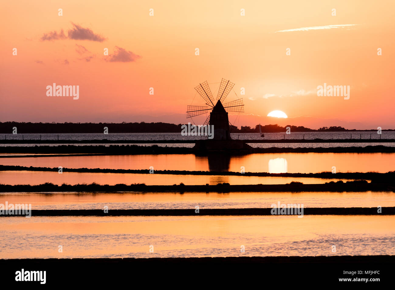 Mulino a vento siciliano storia trapani immagini e fotografie stock ad