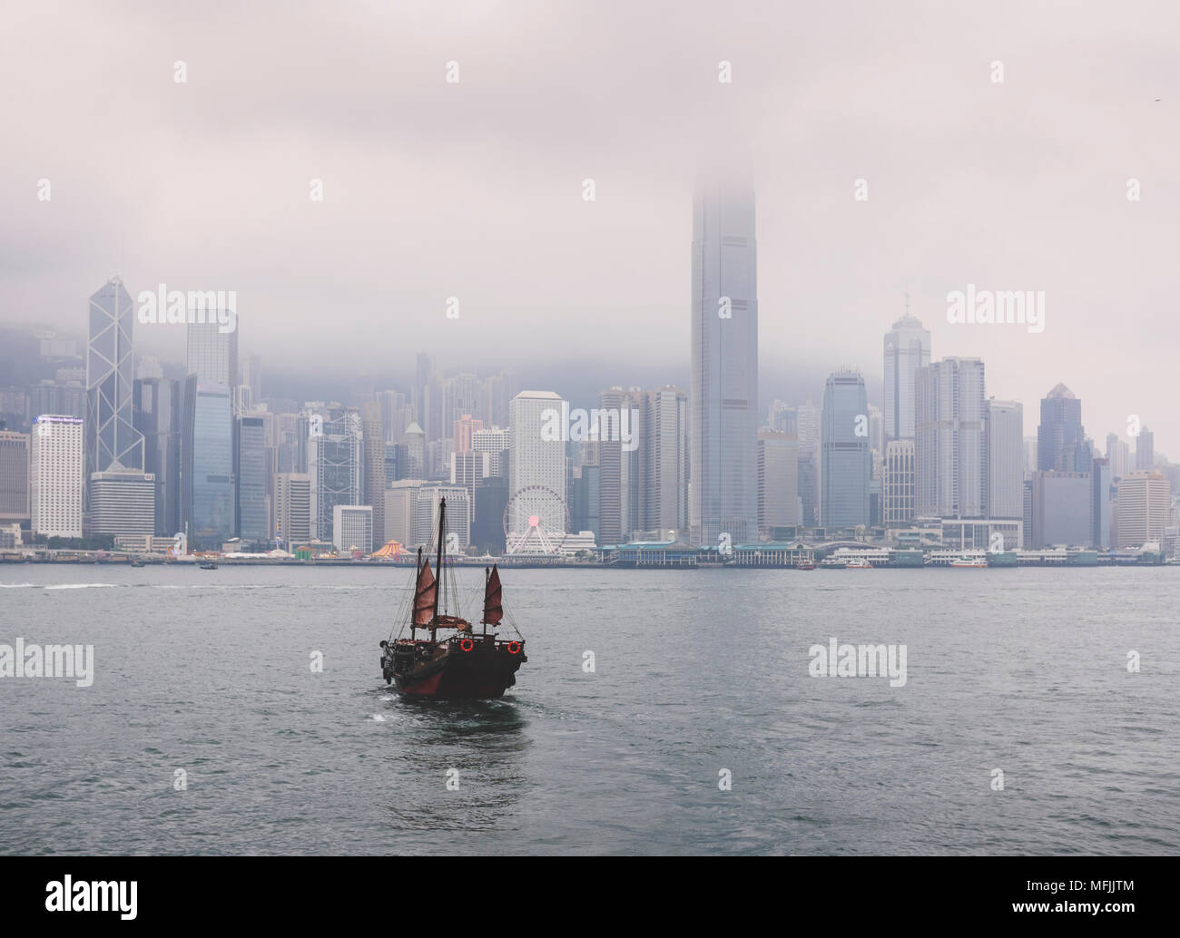 Con il traghetto dal porto Victoria da Tsin Sha Tsui da Central Hong Kong, Hong Kong, Cina, Asia Foto Stock