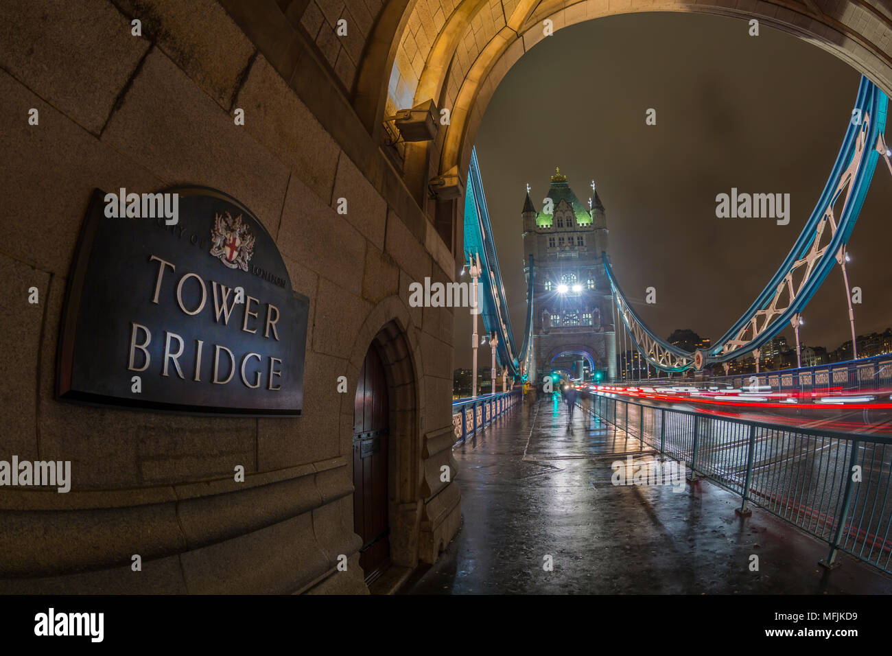 Vista fisheye del traffico trail luci su Tower Bridge di notte, Southwark, Londra, Inghilterra, Regno Unito, Europa Foto Stock