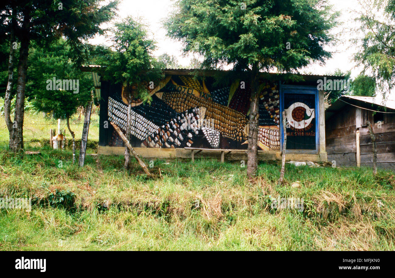 Un murale su un edificio in Oventic, Chiapas, Messico, proclama l importanza storica di granturco all'area delle popolazioni indigene popolazione Maya. Foto Stock