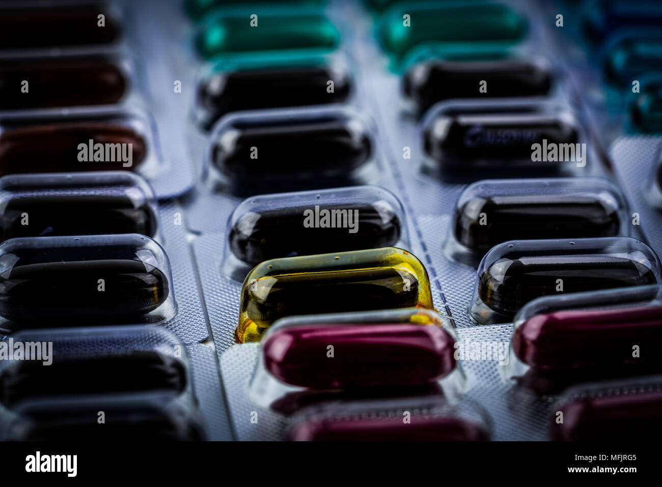 Primo piano di vitamine e integratori pillole di capsule in confezione blister. Industria farmaceutica concetto. Full frame pillole di capsule di sfondo. Global p Foto Stock