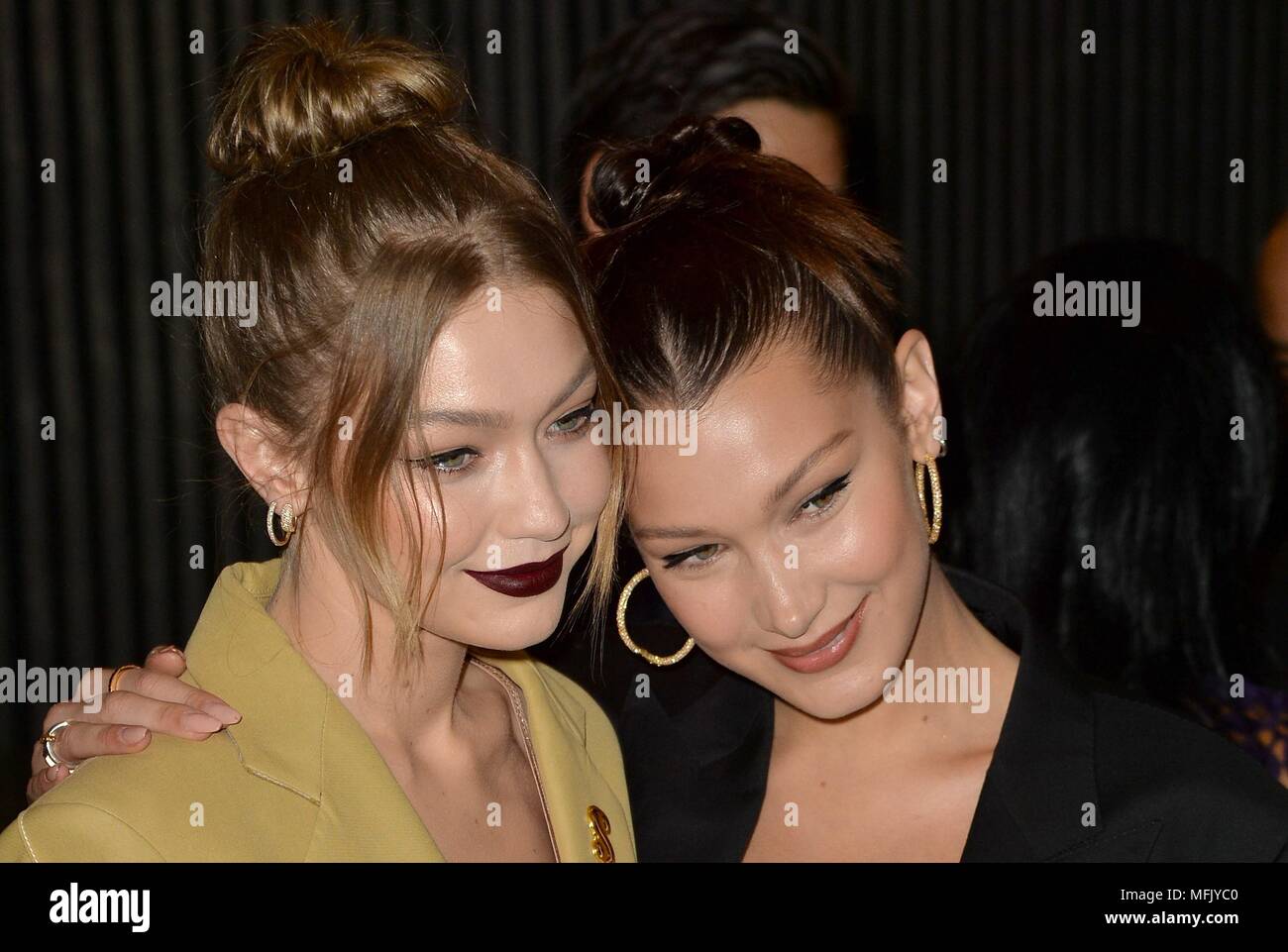 Nuovo, NY, STATI UNITI D'AMERICA. Xxv Aprile, 2018. Gigi Hadid, Bella Hadid presso gli arrivi ad essere serena Premiere, Time Warner Center, Nuovo, NY Aprile 25, 2018. Credito: Kristin Callahan/Everett raccolta/Alamy Live News Foto Stock