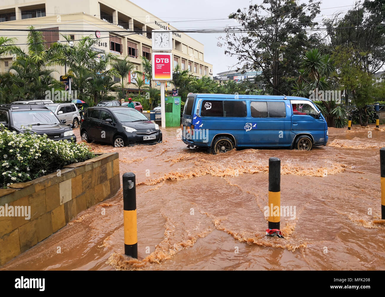 (180426) -- NAIROBI, aprile, 26, 2018 (Xinhua) -- Veicoli wade attraverso acqua a Nairobi, capitale del Kenya, 24 aprile 2018. La Croce Rossa del Kenya Società detto mercoledì che esso è in grado di fornire aiuti di emergenza a più di 210.000 persone influenzate dall aumento delle acque di esondazione che continuano a seminare la distruzione in molte parti del Kenya. (Xinhua/Li Baishun)(yk) Credito: Li Baishun)(yk/Xinhua/Alamy Live News Foto Stock