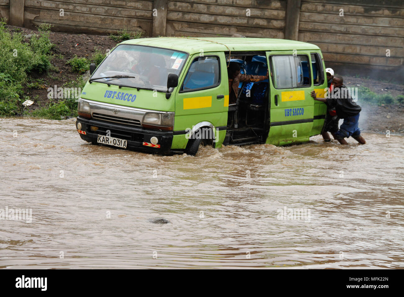 (180426) -- NAIROBI, aprile, 26, 2018 (Xinhua) -- Foto scattata il 24 aprile 2018 illustra un mini bus intrappolato nell'acqua a Nairobi, capitale del Kenya. La Croce Rossa del Kenya Società detto mercoledì che esso è in grado di fornire aiuti di emergenza a più di 210.000 persone influenzate dall aumento delle acque di esondazione che continuano a seminare la distruzione in molte parti del Kenya. (Xinhua/Fred Mutune)(yk) Credito: Fred Mutune)(yk/Xinhua/Alamy Live News Foto Stock