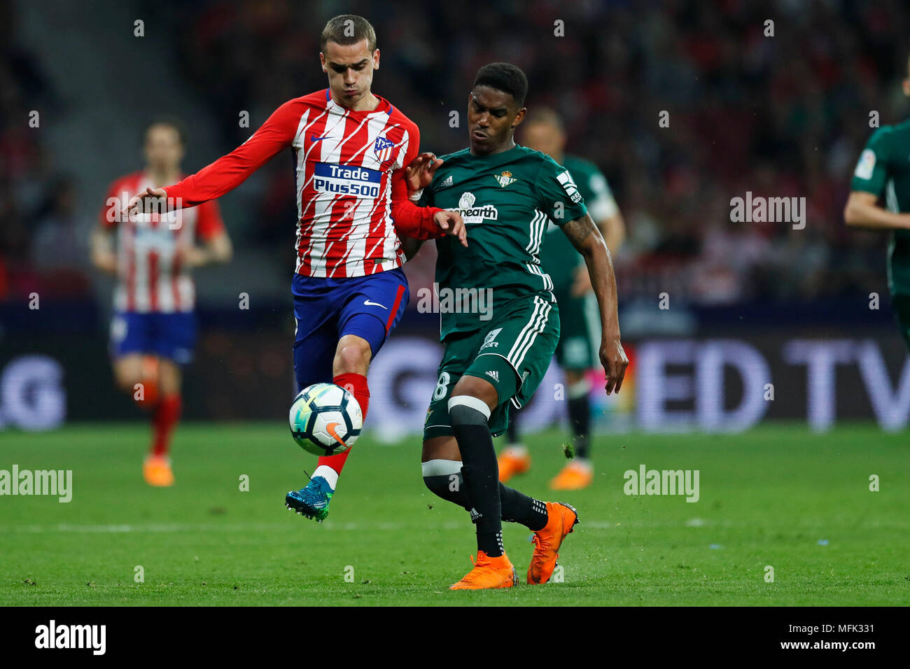 Madrid, Spagna. Credito: D. 22 apr, 2018. Antoine Griezmann (Atletico), Junior (Betis) Calcio/Calcetto : Spagnolo Primera Division "Liga Santander" corrispondono tra il Club Atletico de Madrid 0-0 Real Betis Balonpie a Estadio Wanda metropolitano di Madrid in Spagna. Credito: D .Nakashima/AFLO/Alamy Live News Foto Stock