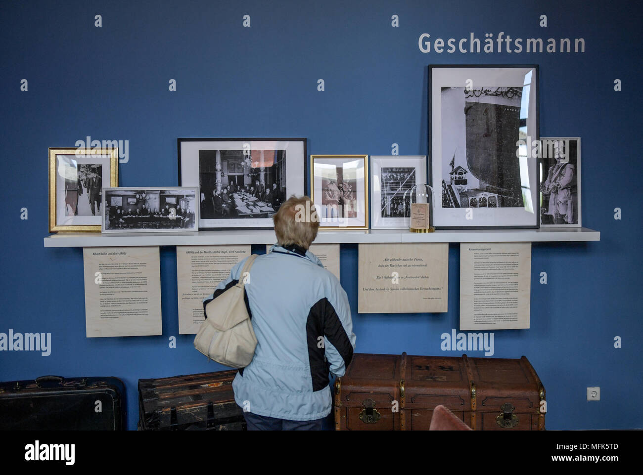 26 aprile 2018, Germania Amburgo: una donna la visualizzazione di una mostra nel museo Ballinstadt presso la mostra 'L'di azione: Albert Ballin'. La mostra per il centenario della morte anno di Ballin (1857-1918) è in esecuzione in Amburgo dal 27 aprile fino al 15 agosto 2018. Foto: Axel Heimken/dpa Foto Stock