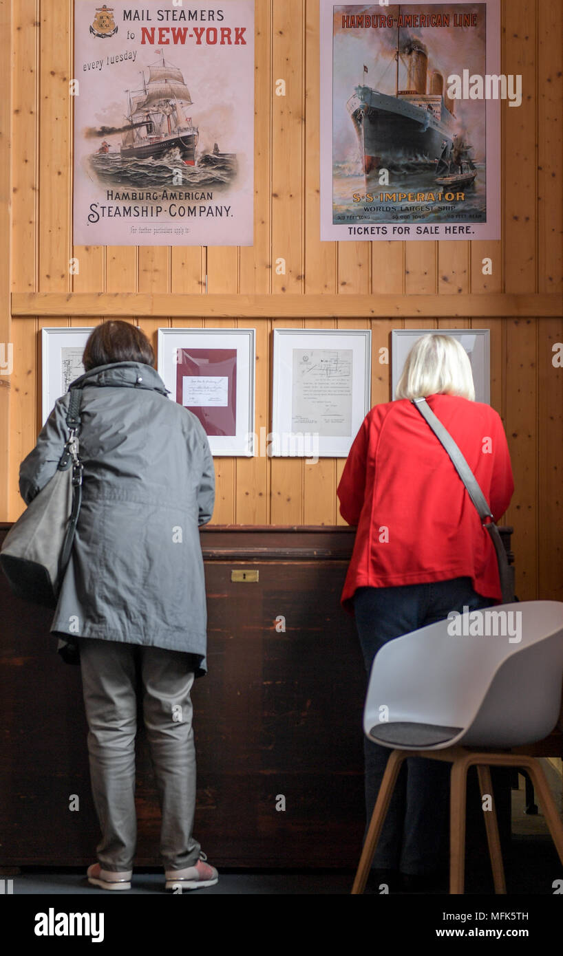 26 aprile 2018, Germania Amburgo: due donne la visualizzazione di una mostra nel museo Ballinstadt presso la mostra 'L'di azione: Albert Ballin'. La mostra per il centenario della morte anno di Ballin (1857-1918) è in esecuzione in Amburgo dal 27 aprile fino al 15 agosto 2018. Foto: Axel Heimken/dpa Foto Stock