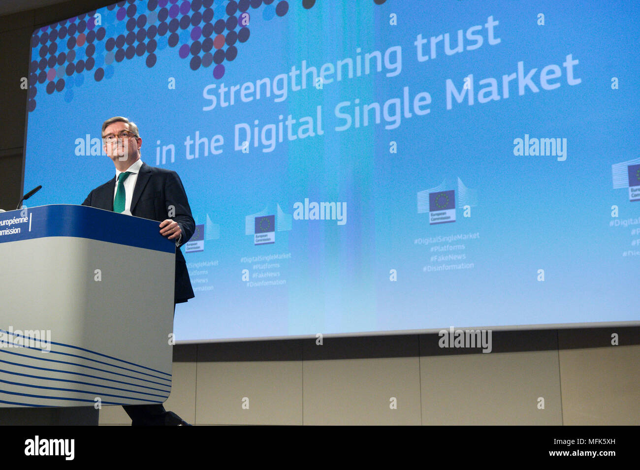 Bruxelles, BXL, Belgio. 26 apr, 2018. Julian King, il Commissario europeo per la sicurezza europea, British tenere una conferenza stampa sulle iniziative della Commissione per affrontare la diffusione di disinformazione online e per aumentare la trasparenza e la correttezza tra le piattaforme e le imprese a livello europeo dei servizi centrali della Commissione a Bruxelles, in Belgio il 26.04.2018 da Wiktor Dabkowski Credito: Wiktor Dabkowski/ZUMA filo/Alamy Live News Foto Stock