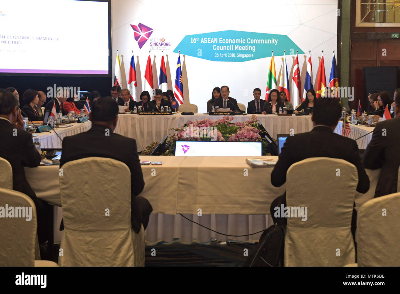 Singapore. 26 apr, 2018. Foto realizzata il 26 aprile 2018 mostra una scena del XVI ASEAN Comunità Economica (AEC) Riunione del Consiglio a Singapore. Singapore il ministro per il commercio e l'industria (commercio) Lim Hng Kiang detto il giovedì che l Associazione delle nazioni del sud-est asiatico (ASEAN) ha bisogno di rimanere in sintonia con le emergenti tendenze globali e affinare la proposta di valore per diventare più a prova di futuro e pronto a livello globale. Credito: Quindi Chih Wey/Xinhua/Alamy Live News Foto Stock