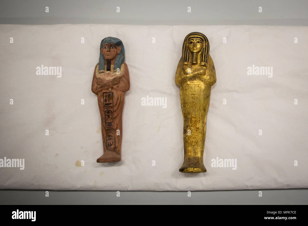 Giza in Egitto. 26 apr, 2018. Antichi manufatti egizi giacciono all'interno di un laboratorio di conservazione al Grand Museo Egizio, in Giza, Egitto, 26 aprile 2018. Credito: Gehad Hamdy/dpa/Alamy Live News Foto Stock