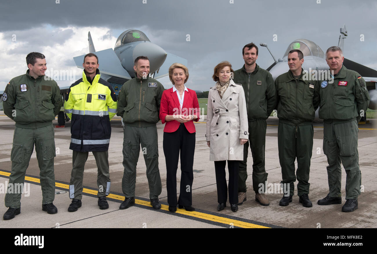 Schoenefeld, Germania. 26 aprile 2018, Germania, Schoenefeld: Tedesco il Ministro della Difesa, Ursula von der Leyen (CDU, C L) e il suo omologo francese Florence Parly, in piedi insieme con il tedesco e il francese piloti presso il sito del ILA nella parte anteriore di un Eurofighter e un Rafale jet. La Ila Berlin Air Show corre da 25-29 aprile 2018. Foto: Ralf Hirschberger/dpa Foto Stock