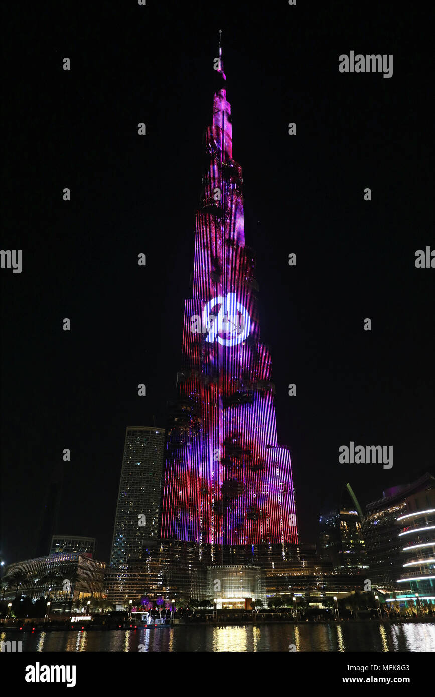 Dubai, EAU. Il 26 aprile 2018. Il Burj Khalifa, il mondo il più alto edificio, era illuminato con scene di film da Marvel vendicatori della guerra infinita per promuovere il lancio del film in Dubai, UAE. Credito: Paul Brown/Alamy Live News Foto Stock