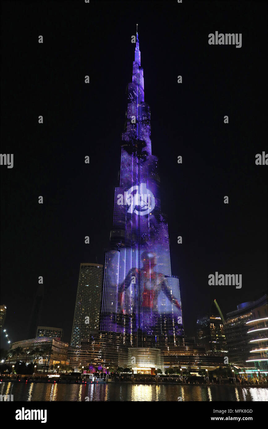 Dubai, EAU. Il 26 aprile 2018. Tom Holland come Spiderman. Il Burj Khalifa, il mondo il più alto edificio, era illuminato con scene di film da Marvel vendicatori della guerra infinita per promuovere il lancio del film in Dubai, UAE. Credito: Paul Brown/Alamy Live News Foto Stock