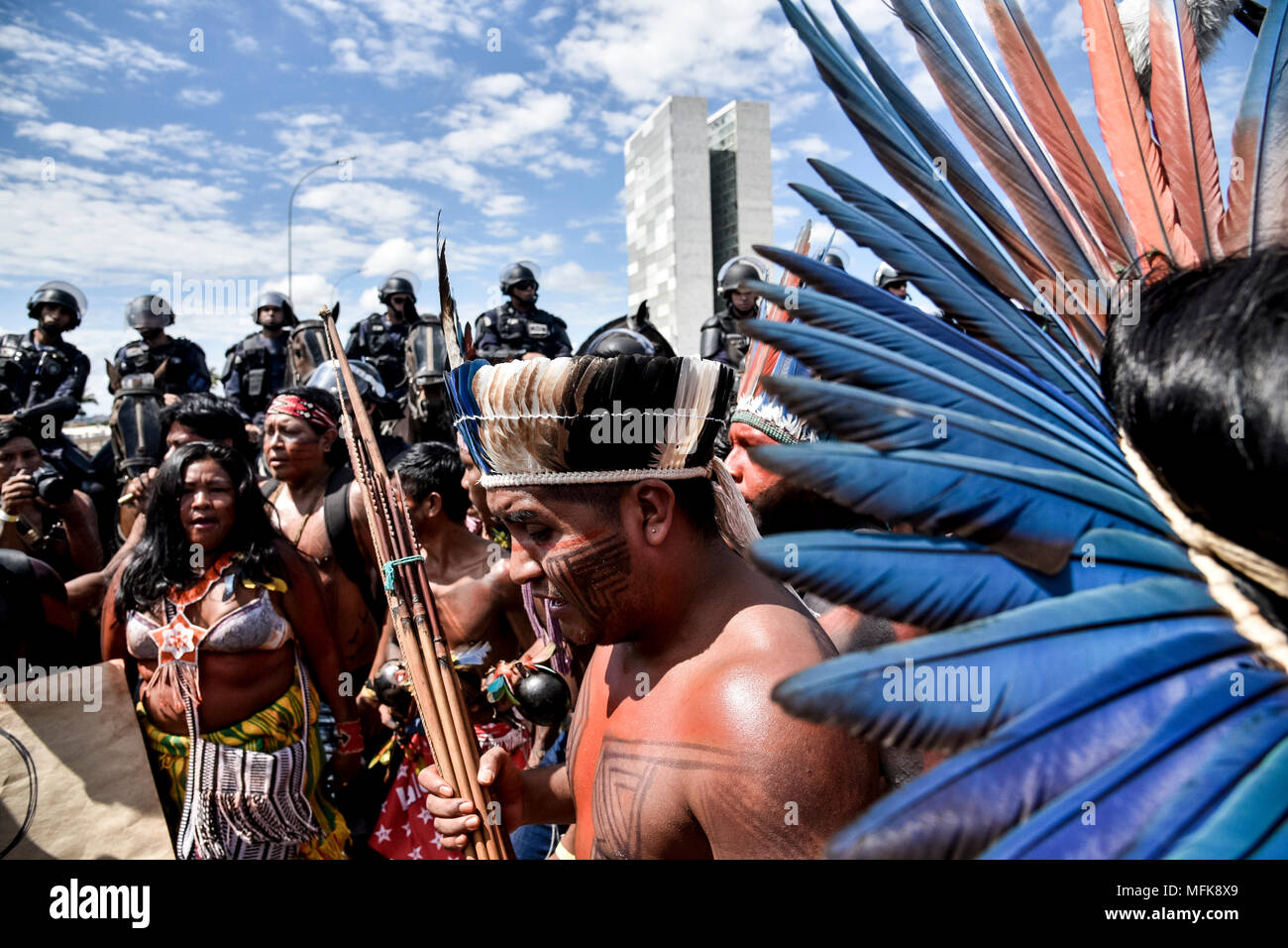 26 aprile 2018, Brasile Brasilia: popoli indigeni in marcia per il riconoscimento delle terre indigene di diritti. Diversi gruppi etnici preso parte al processo. Un progetto ufficiale per la designazione dei territori indigeni è attualmente in fase di discussione. Foto: Pablo Abarenga/dpa Foto Stock
