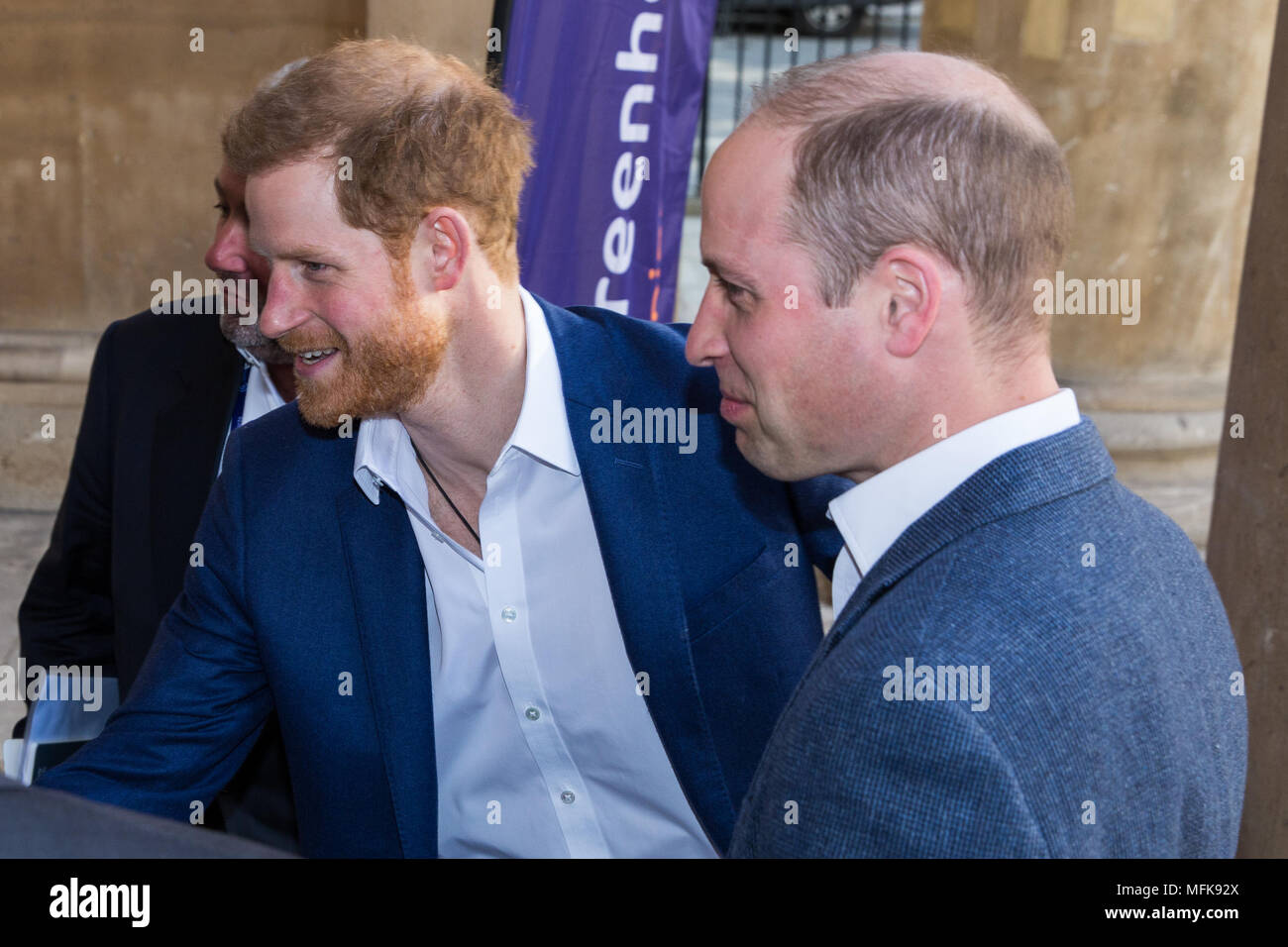 Londra, Regno Unito. Il 26 aprile, 2018. Il principe William e il principe Harry arrivare ad aprire ufficialmente il centro serra in un grado II* elencati di chiesa in Marylebone. Il Centro, gestito da sport di Serra, fornirà un ambiente sicuro per lo sport, coaching e servizi sociali per i giovani della comunità locale con lo scopo di migliorare la loro vita futura di risultati e di elevare le loro aspirazioni. Sport di serra è stato il primo partner di consegna a Londra per il pullman Core, il coaching nazionale apprendistato gestito dalla Royal Foundation. Credito: Mark Kerrison/Alamy Live News Foto Stock