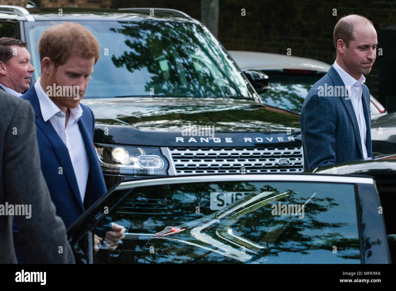 Londra, Regno Unito. Il 26 aprile, 2018. Il principe William e il principe Harry lasciare dopo l'apertura ufficiale del Centro serra in un grado II* elencati di chiesa in Marylebone. Il Centro, gestito da sport di Serra, fornirà un ambiente sicuro per lo sport, coaching e servizi sociali per i giovani della comunità locale con lo scopo di migliorare la loro vita futura di risultati e di elevare le loro aspirazioni. Sport di serra è stato il primo partner di consegna a Londra per il pullman Core, il coaching nazionale apprendistato gestito dalla Royal Foundation. Credito: Mark Kerrison/Alamy Live News Foto Stock