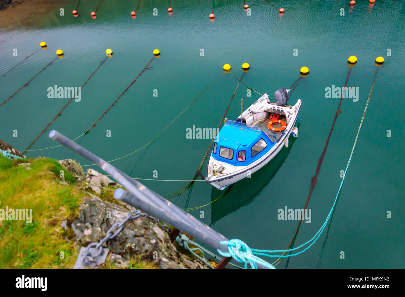 Portpatrick, Scotland, Regno Unito. Il 26 aprile, 2018. Regno Unito Meteo. Una piccola barca legato nel porto durante il sole e frequenti acquazzoni a Portpatrick, Dumfries & Galloway. Credito: Berretto Alamy/Live News Foto Stock