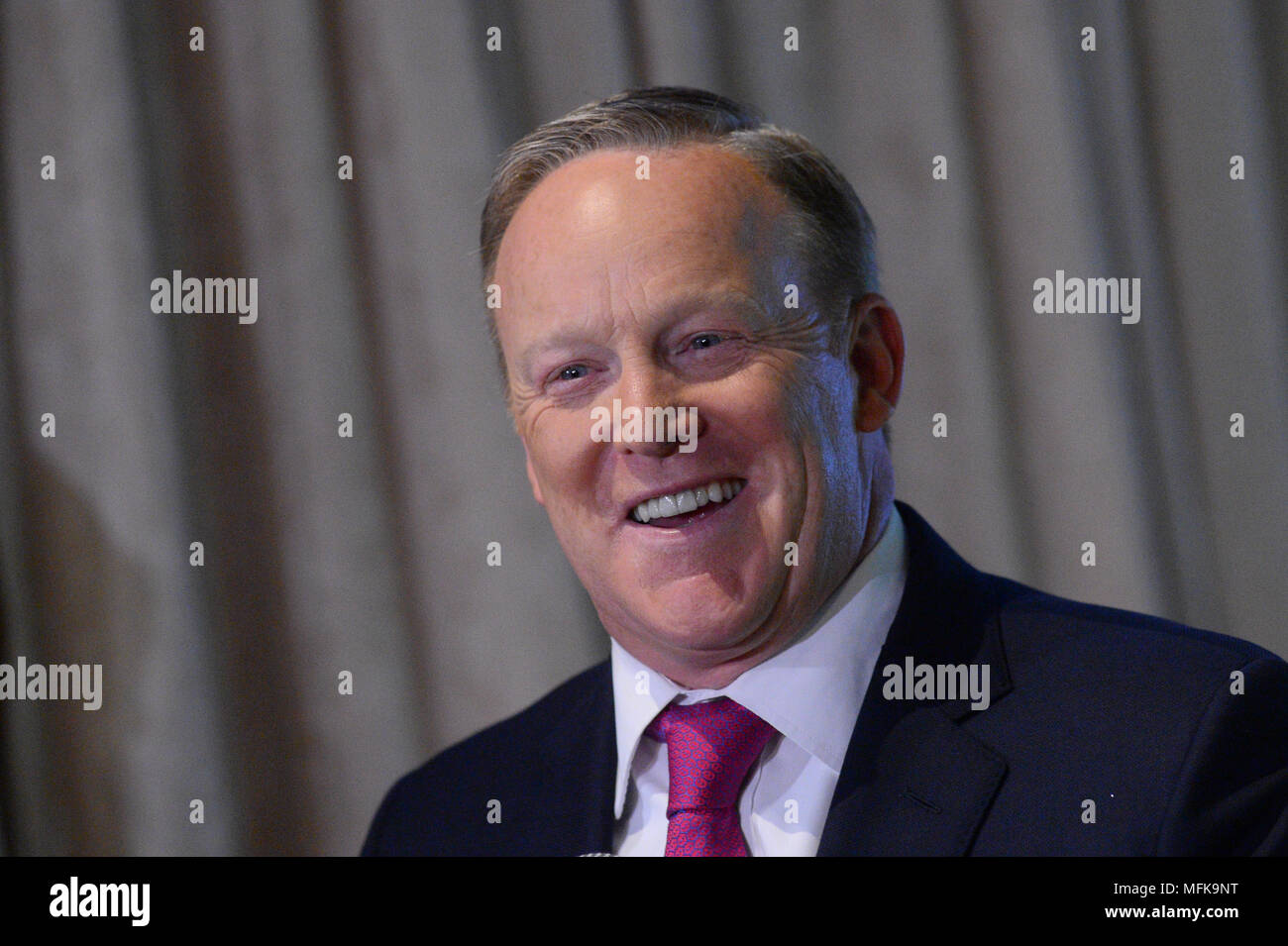 New York, Stati Uniti d'America. 26 apr, 2018. Ex segretario stampa della Casa Bianca Sean Spicer risponde ad alcune domande dalla pressa al museo delle cere di Madame Tussauds, Aprile 25, 2018 in New York City. Credito: Erik Pendzich/Alamy Live News Foto Stock